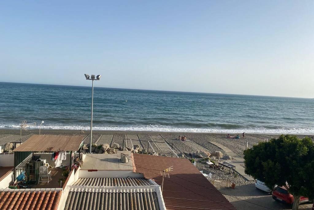 Apartamento primera línea playa. Vistas al mar Caleta De Velez Exterior foto