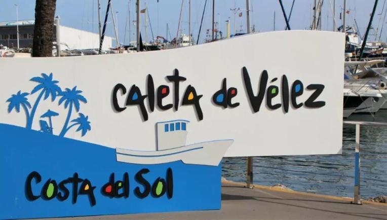 Apartamento primera línea playa. Vistas al mar Caleta De Velez Exterior foto