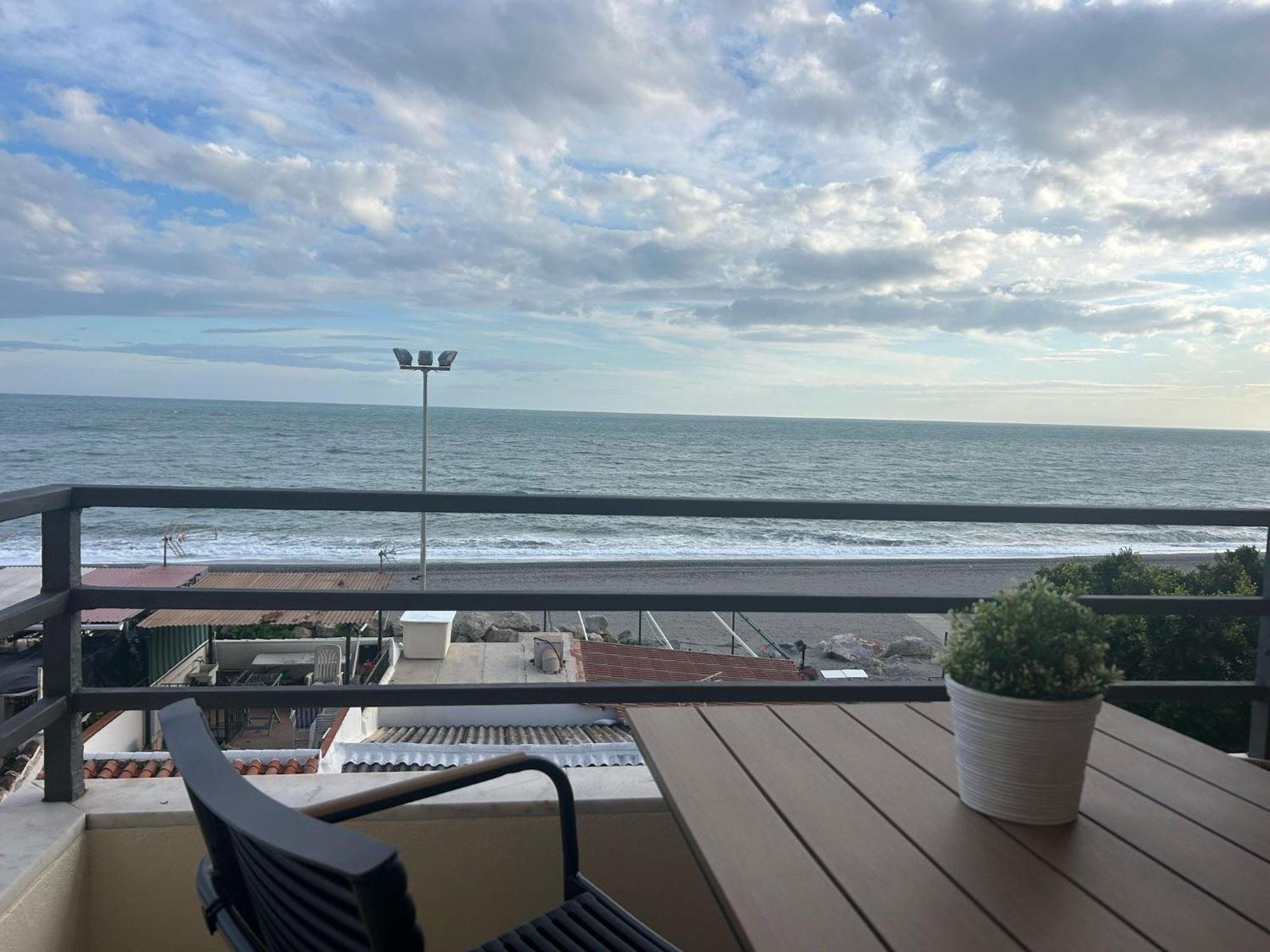 Apartamento primera línea playa. Vistas al mar Caleta De Velez Exterior foto