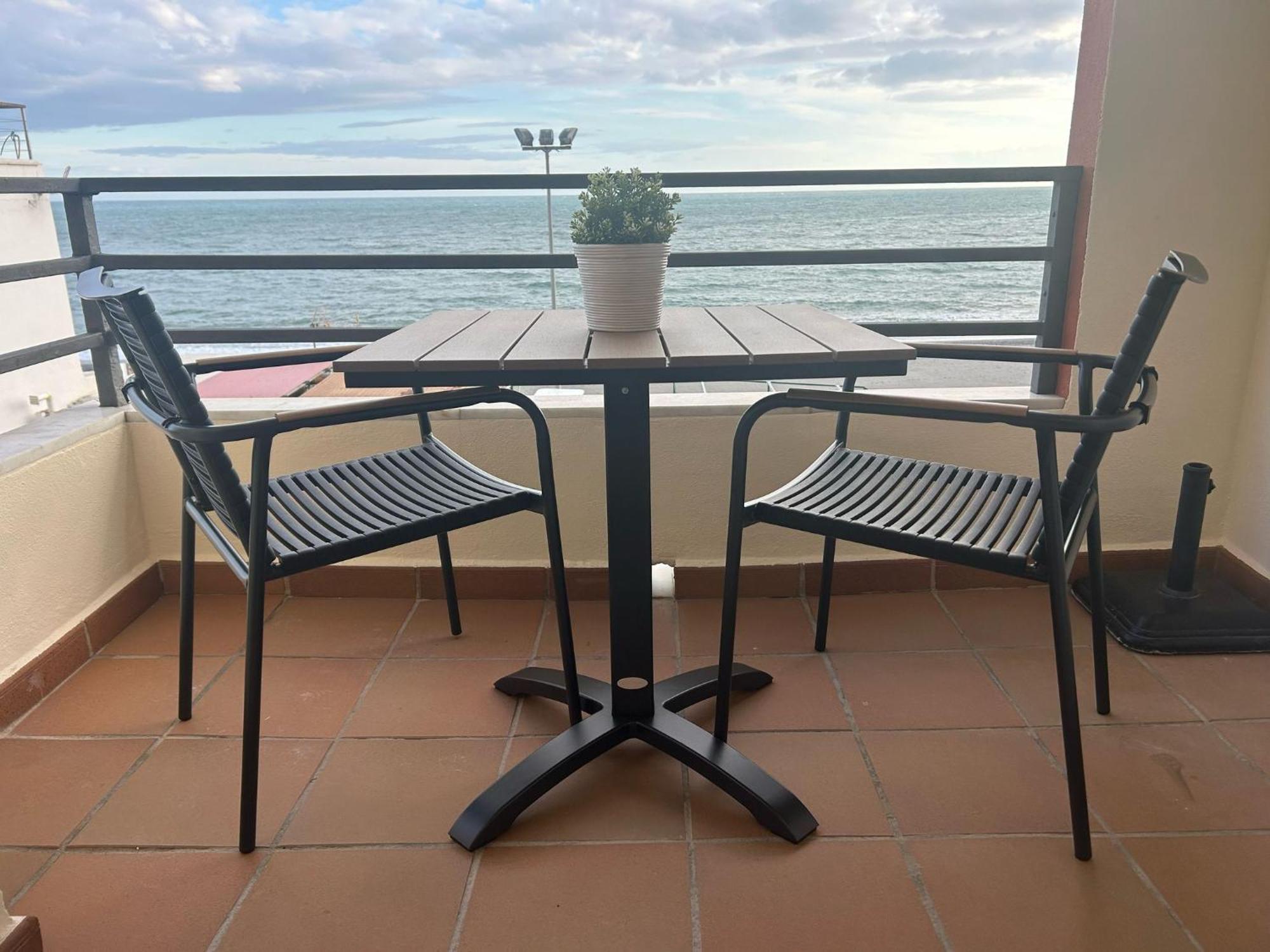 Apartamento primera línea playa. Vistas al mar Caleta De Velez Exterior foto