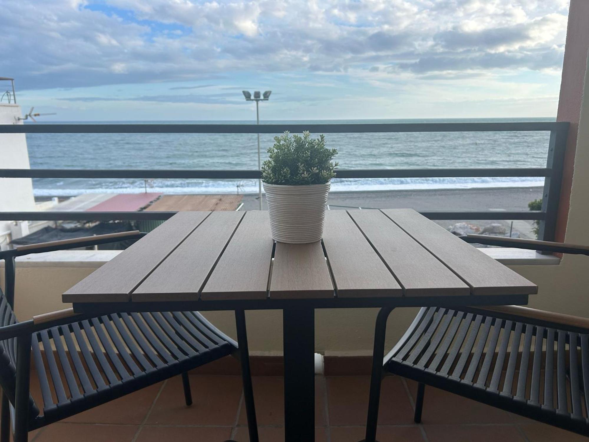Apartamento primera línea playa. Vistas al mar Caleta De Velez Exterior foto