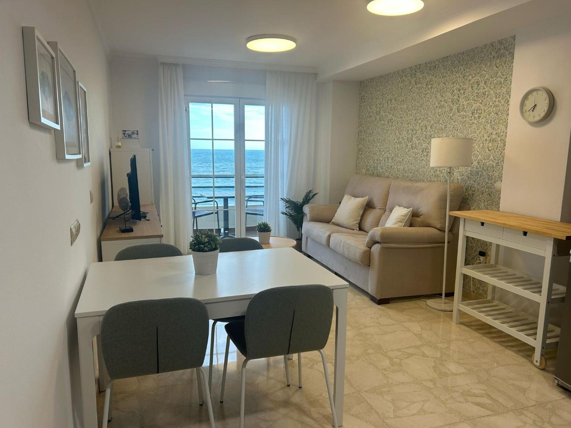 Apartamento primera línea playa. Vistas al mar Caleta De Velez Exterior foto