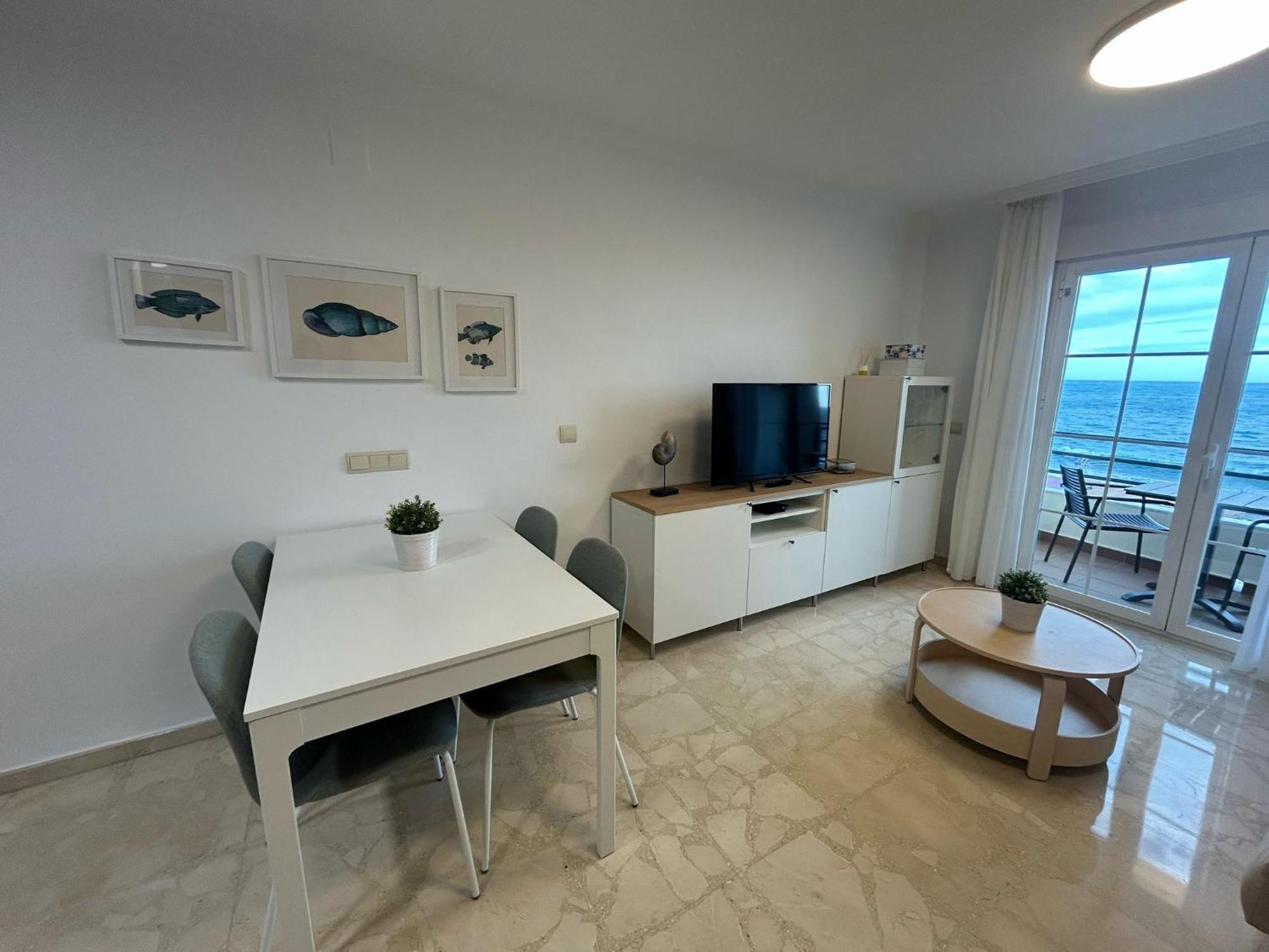 Apartamento primera línea playa. Vistas al mar Caleta De Velez Exterior foto